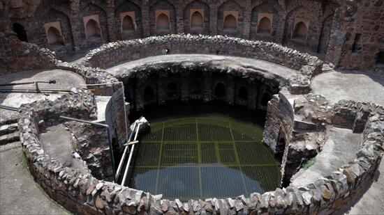 In early 1900s, the British documented over 30 stepwells in Delhi. Many of these still exist, some are even functional. It is said that at the Baoli of Feroz Shah Kotla, every Thursday, scores of devotees would throng the baoli and pray to the djinns. (Photo: Shantanu Bhattacharya/HT)