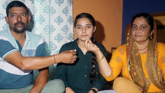 10th Standard School Day Tamil Xxx - Udhampur village girl tops J&K 10th board exams, wants to be Army  officer | Latest News India - Hindustan Times