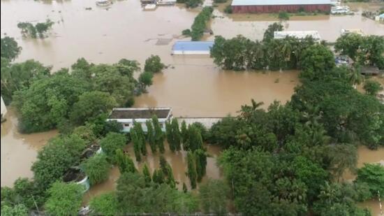 The water level in the Godavari river at the temple town of Bhadrachalam started signs of receding after reaching a record level of 71.30 ft in the early hours of Saturday. (HT Photo)