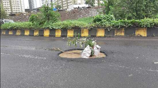A 26-year-old biker was killed after running into pothole and coming under tyres of bus in Dombivli. (HT PHOTO) A 26-year-old biker was killed after running into pothole and coming under tyres of bus in Dombivli. (HT PHOTO)