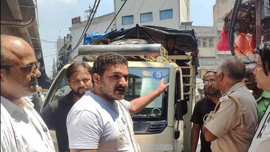 Ludhiana shop owners accused officials of releasing towed vehicle in exchange of money. (HT Photo)