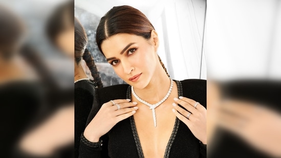 కృతి సనన్ తన చిక్ లుక్ను స్టేట్మెంట్ నెక్లెస్, మల్టిపుల్ రింగులతో జత చేసింది. ఆమె మధ్యపాపిడి తీసి జడ వేసుకుంది. కృతి సనన్ తన చిక్ లుక్ను స్టేట్మెంట్ నెక్లెస్, మల్టిపుల్ రింగులతో జత చేసింది. ఆమె మధ్యపాపిడి తీసి జడ వేసుకుంది. 