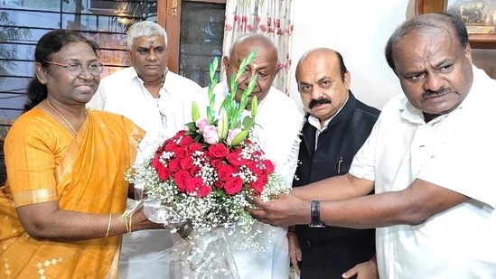 Presidential candidate Draupadi Murmu with Karnataka leaders CM Bommai, former PM Deve Gowda and former CM HD Kumaraswamy in Bengaluru. (Image source: hd_kumaraswamy/Twitter) Presidential candidate Draupadi Murmu with Karnataka leaders CM Bommai, former PM Deve Gowda and former CM HD Kumaraswamy in Bengaluru. (Image source: hd_kumaraswamy/Twitter)