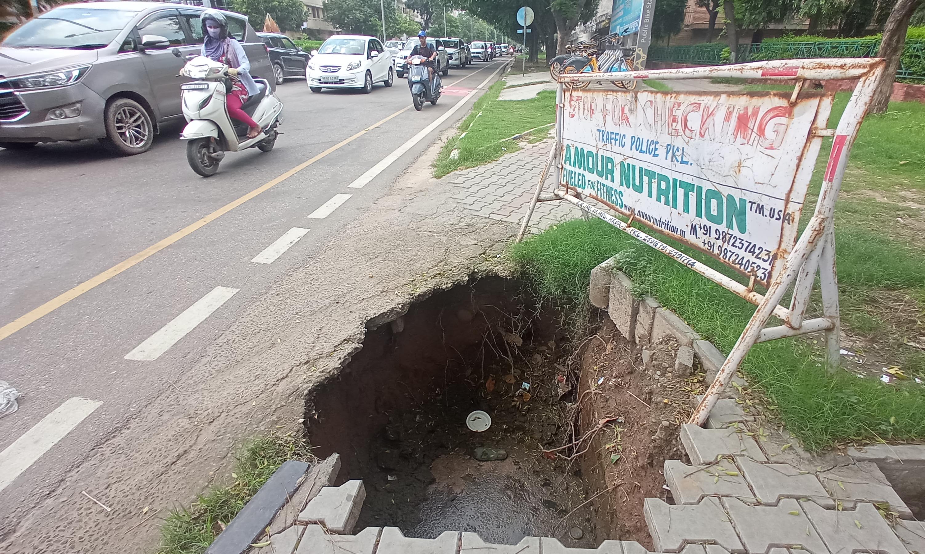 Two other cave-ins were reported in a residential area in Sector 7 and next to the Sector 10/11-15/16 roundabout. But again, no action was taken. (Sant Arora/HT) Two other cave-ins were reported in a residential area in Sector 7 and next to the Sector 10/11-15/16 roundabout. But again, no action was taken. (Sant Arora/HT)