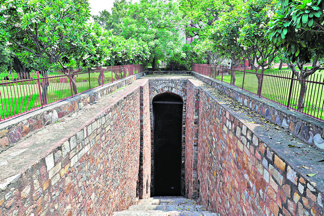 Old Fort baoli is one of the three in Delhi that are aligned with falling sunrays. (Photo: Shantanu Bhattacharya/HT) Old Fort baoli is one of the three in Delhi that are aligned with falling sunrays. (Photo: Shantanu Bhattacharya/HT)