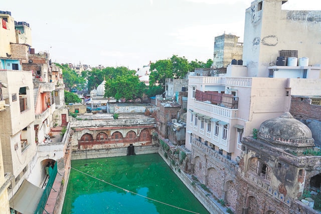 History buffs share that workers worked all day on the fort and at night, on the Nizamuddin baoli. (Photo:Manish Rajput/HT) History buffs share that workers worked all day on the fort and at night, on the Nizamuddin baoli. (Photo:Manish Rajput/HT)