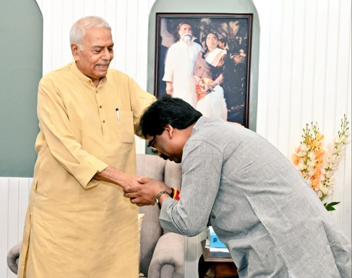 Opposition's presidential candidate Yashwant Sinha meets JMM executive president and Jharkhand chief minister Hemant Soren in Ranchi, Jharkhand, on Saturday. (Twitter/Jharkhand CMO)