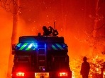 This photo provided by the fire brigade of the Gironde region (SDIS 33) shows firefighters working against a wildfire near Landiras, southwestern France, Saturday. ((SDIS 33 via AP)) This photo provided by the fire brigade of the Gironde region (SDIS 33) shows firefighters working against a wildfire near Landiras, southwestern France, Saturday. ((SDIS 33 via AP))