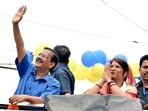 Aam Aadmi Party convenor Arvind Kejriwal with Singrauli's new mayor Rani Agrawal during her poll campaign.(Twitter/Rani Agrawal)