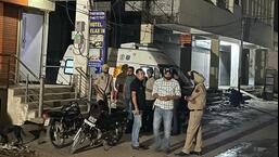 रविवार रात हुई गोलीबारी के बाद जीरकपुर के बलटाना में होटल रिलैक्स इन के बाहर पुलिस।  (एचटी फोटो)