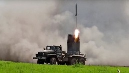 O lançador múltiplo de foguetes Grad do exército russo disparando foguetes contra as tropas ucranianas em um local não revelado. 