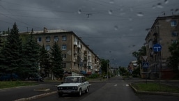 Um homem dirige seu carro em uma rua em Kramatorsk, leste da Ucrânia.  (imagem do arquivo)