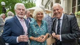 A partir da esquerda, Derek Jacobi, Camilla, Duquesa da Cornualha e Gyles Brandreth durante o The Oldie Luncheon, em comemoração ao seu 75º aniversário no National Liberal Club, Londres, terça-feira, 12 de julho de 2022. 