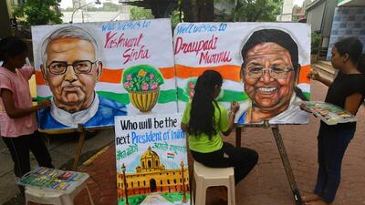 Gurukul Art students greeting through painting to both presidential candidates Yeshwant Sinha and Droupadi Murmu, at Lalbuag, in Mumbai, India, on Sunday (BHushan Koyande)