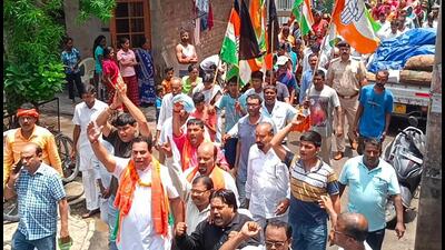 Chandigarh Congress workers carrying out a march to protest against inflation. (HT Photo) Chandigarh Congress workers carrying out a march to protest against inflation. (HT Photo)