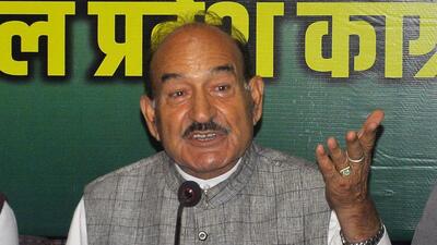 Senior Congress leader and former minister Kaul Singh Thakur addressing the media during a press conference in Shimla on Sunday. (Deepak Sansta/Hindustan Times)