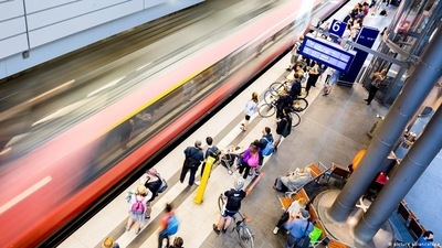High speed rail connections between European cities might soon outcompete chaotic, carbon heavy flights (picture alliance/dpa ) High speed rail connections between European cities might soon outcompete chaotic, carbon heavy flights (picture alliance/dpa )
