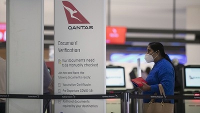 A passenger queues at a Qantas Airways Ltd. check-in counter at Sydney Airport in Sydney, Australia,. Qantas, which carries the slogan "Spirit of Australia," has become a punching bag for passengers exasperated with cancelled flights, lost belongings and unscheduled sleepovers on airport floors. &nbsp; (Photographer: Brent Lewin/Bloomberg)
