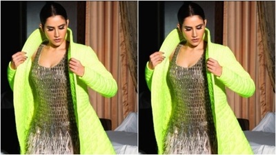 Styled by fashion stylist Trisha Jani, Sonnalli wore her tresses into a clean bun with a middle part as she posed for the cameras. (Instagram/@sonnalliseygall)