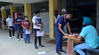CUET 2022: Candidates outside the examination centre for CUET-UG at Guru Nanak Dev Engineering College in Ludhiana on Saturday. (Harvinder Singh/HT) (HT_PRINT) CUET 2022: Candidates outside the examination centre for CUET-UG at Guru Nanak Dev Engineering College in Ludhiana on Saturday. (Harvinder Singh/HT) (HT_PRINT)