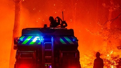This photo provided by the fire brigade of the Gironde region (SDIS 33) shows firefighters working against a wildfire near Landiras, southwestern France, Saturday. ((SDIS 33 via AP)) This photo provided by the fire brigade of the Gironde region (SDIS 33) shows firefighters working against a wildfire near Landiras, southwestern France, Saturday. ((SDIS 33 via AP))