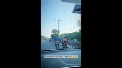 The image shows Swiggy's delivery agent helping his Zomato counterpart travel faster in Delhi's scorching heat. (Instagram/@sannaharora) The image shows Swiggy's delivery agent helping his Zomato counterpart travel faster in Delhi's scorching heat. (Instagram/@sannaharora)