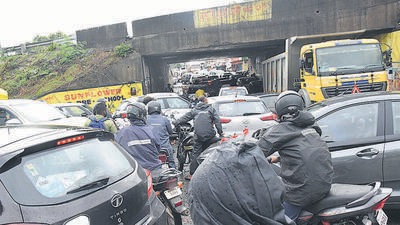 Due to incessant torrential rains in the city, a large amount of water has accumulated in many places, causing traffic jams. (In Pic) Traffic jam at Tathawade. (HT FILE PHOTO)