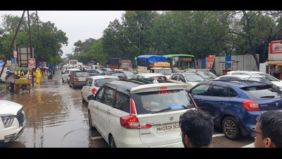 Traffic jam at old Pune-Mumbai highway as people thronged to Lonavla-Khandala on Sunday . (HT PHOTO)