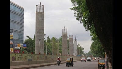 The grade separator will help vehicles move directly from Ganeshkhind road to Aundh sans any traffic signals. (In pic) Pune Metro work on Ganeshkhind road. (Ravindra Joshi/HT PHOTO)