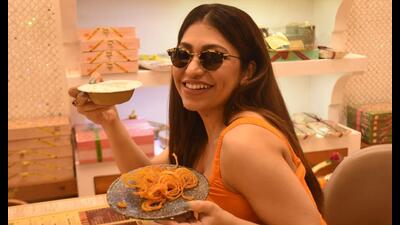 Singer Tulsi Kumar savouring dahi-jalebi in Lucknow on Sunday. Singer Tulsi Kumar savouring dahi-jalebi in Lucknow on Sunday.