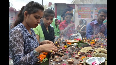 File photos of devotees offering prayers at Shiva temples in Agra during Sawan fair on Mondays . (Ht file photo) File photos of devotees offering prayers at Shiva temples in Agra during Sawan fair on Mondays . (Ht file photo)