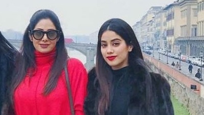 Sridevi poses with Janhvi Kapoor. Sridevi poses with Janhvi Kapoor.