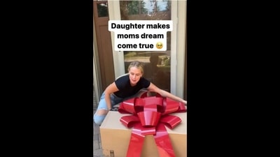 The image shows the daughter with the gift. The text insert on the image reads, “Daughter makes mom's dream come true.” (Instagram/@janelleandkate) The image shows the daughter with the gift. The text insert on the image reads, “Daughter makes mom's dream come true.” (Instagram/@janelleandkate)