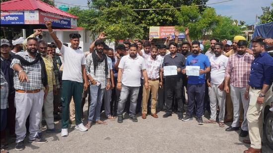 Members of the Ludhiana tipper association during a protest outside the Ladhowal police station against police action against illegal mining in Ludhiana. (HT PHOTO)