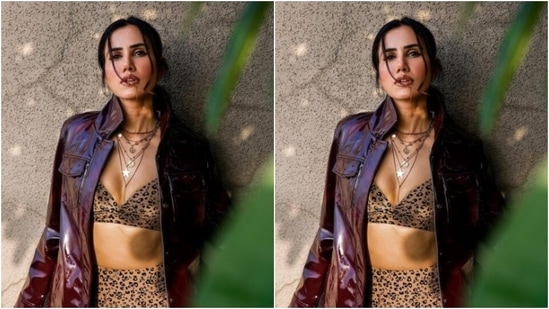 Sonnalli decked up in an animal printed bikini and layered her look with a maroon oversized leather jacket as she posed in the outdoors.(Instagram/@sonnalliseygall)
