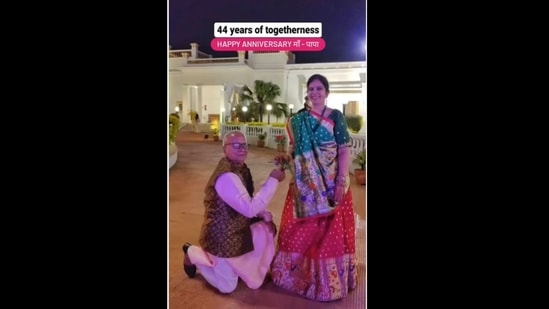 A screengrab of the video of an elderly man giving a rose to his wife on their 44th wedding anniversary.&nbsp;(pragyajaingoley/Instagram )