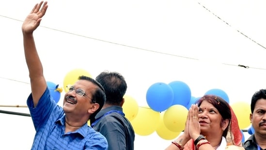 Aam Aadmi Party convenor Arvind Kejriwal with Singrauli's new mayor Rani Agrawal during her poll campaign.(Twitter/Rani Agrawal)