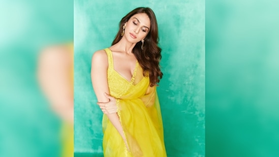 Vaani Kapoor got creative with her poses and played with her outfit for the photographer to capture her looking her best.(Instagram/@_vaanikapoor_)