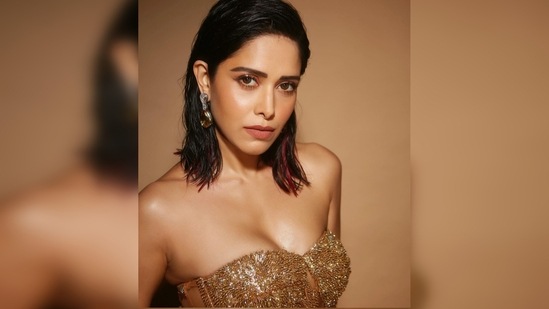 Nushrratt Bharuccha's makeup artist Vardan Nayak gave her the bronze look to complement her glamorous avatar.(Instagram/@nushrrattbharuccha)