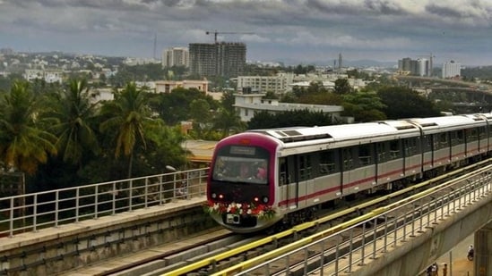 Namma Metro touches 5 lakh footfall on a single day, first time ever since the pandemic began.&nbsp;(Ajay Aggarwal/HT Photo)