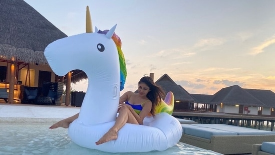 मौनी रॉय अपनी आगामी फिल्म ब्रह्मास्त्र की रिलीज के लिए तैयार हैं, और आज, पूरी फिल्म के कलाकारों के साथ अभिनेता ने अपने बहुप्रतीक्षित गीत केसरिया का संगीत वीडियो ऑनलाइन जारी किया।  जबकि स्टार फिल्म के प्रचार में व्यस्त हैं, उन्होंने कहा कि मानसिक रूप से वह एक ट्रेंडी स्विमसूट में समुद्र तट पर चिल कर रही हैं।  और हम संबंधित हैं। (इंस्टाग्राम)