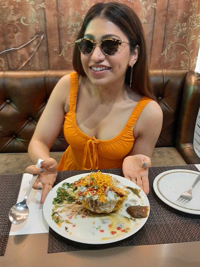 The singer enjoying basket chaat in Lucknow. (Deep Saxena/HT) The singer enjoying basket chaat in Lucknow. (Deep Saxena/HT)