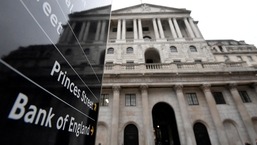 FOTO DE ARQUIVO: O edifício do Banco da Inglaterra (BoE) é refletido em uma placa, Londres, Grã-Bretanha.