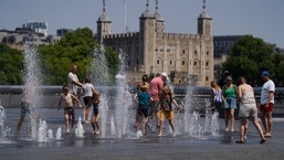 Pessoas se refrescam nas fontes de água do Scoop durante uma onda de calor, em Londres.