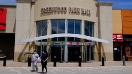 Os compradores saem do Greenwood Park Mall nesta imagem de arquivo do local do tiroteio, em Greenwood, Indianápolis.   