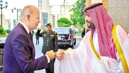 O muito criticado soco entre o presidente Joe Biden (à esquerda) e o príncipe herdeiro saudita Mohammed bin Salman em Jeddah.  (AP)