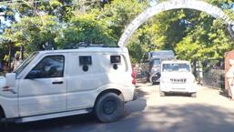 A convoy of police vehicles escorting gangster Lawrence Bishnoi out of the Hoshiarpur district court on Monday. After his appearance in the court, Bishnoi was taken to Kharar. (HT Photo)
