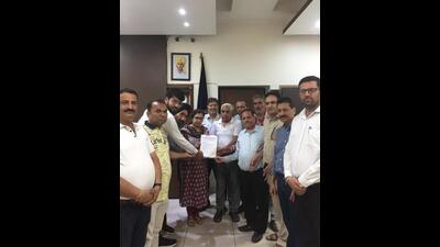 Members of the Punjab Pradesh Beopar Mandal (PPBM) submitted a memorandum with deputy commissioner (DC) Surabhi Malik on Monday. (HT Photo)