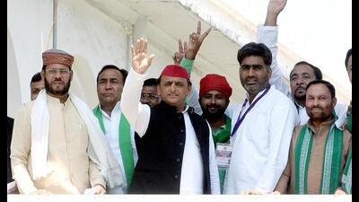 Samajwadi Party chief Akhilesh Yadav waves to people during casting his vote for the Presidential elections, at the Tilak Hall, Vidhan Bhavan, in Lucknow on Monday. (ANI Photo)