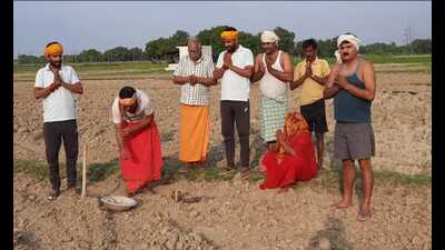 Farmers performing prayers in thir fields to appease rain gods in Prayagraj. (HT)